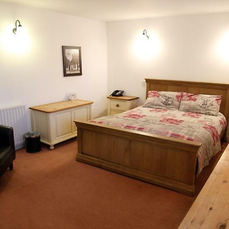 Отель The White Hart Sherington Экстерьер фото