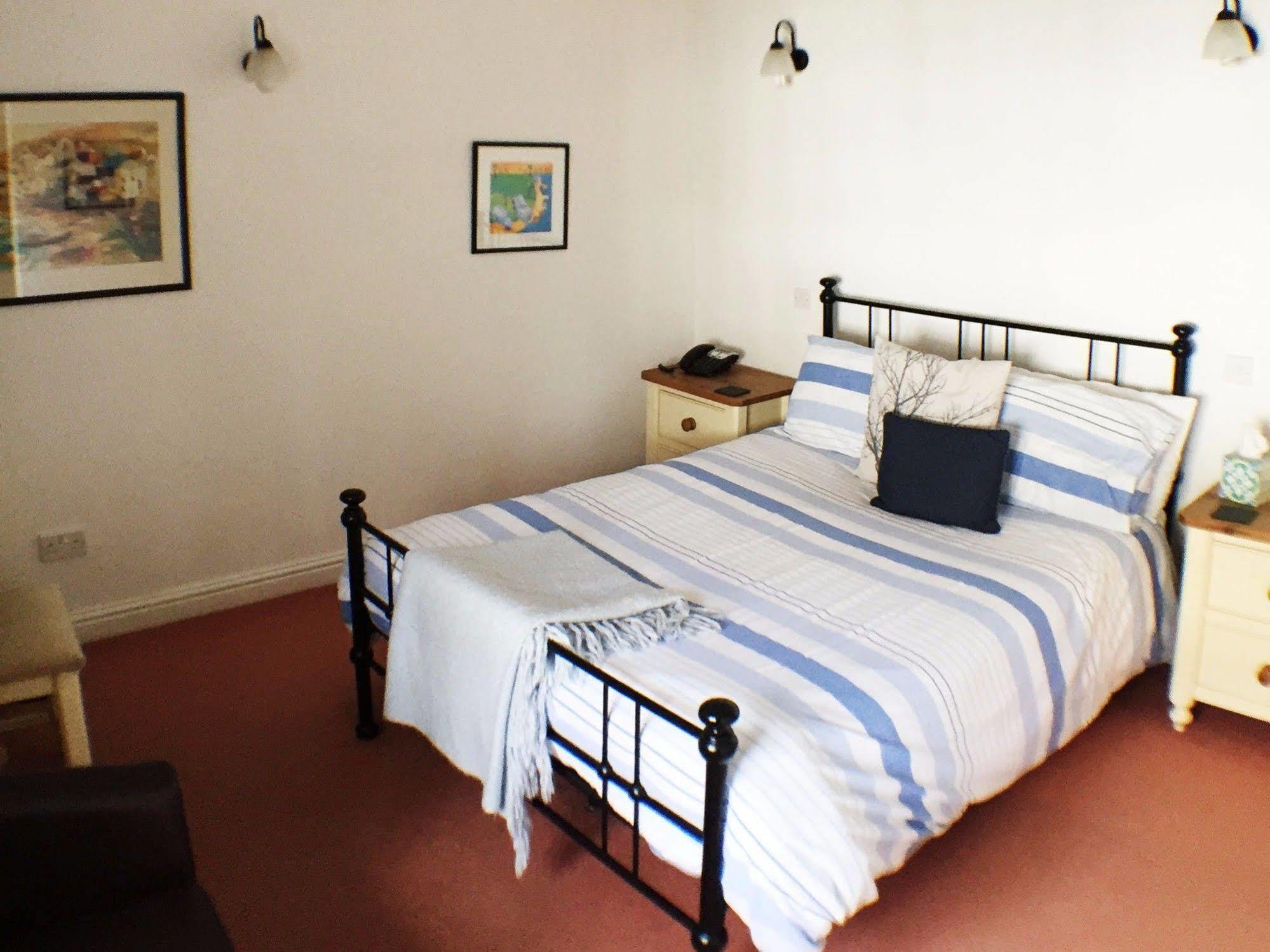 Отель The White Hart Sherington Экстерьер фото