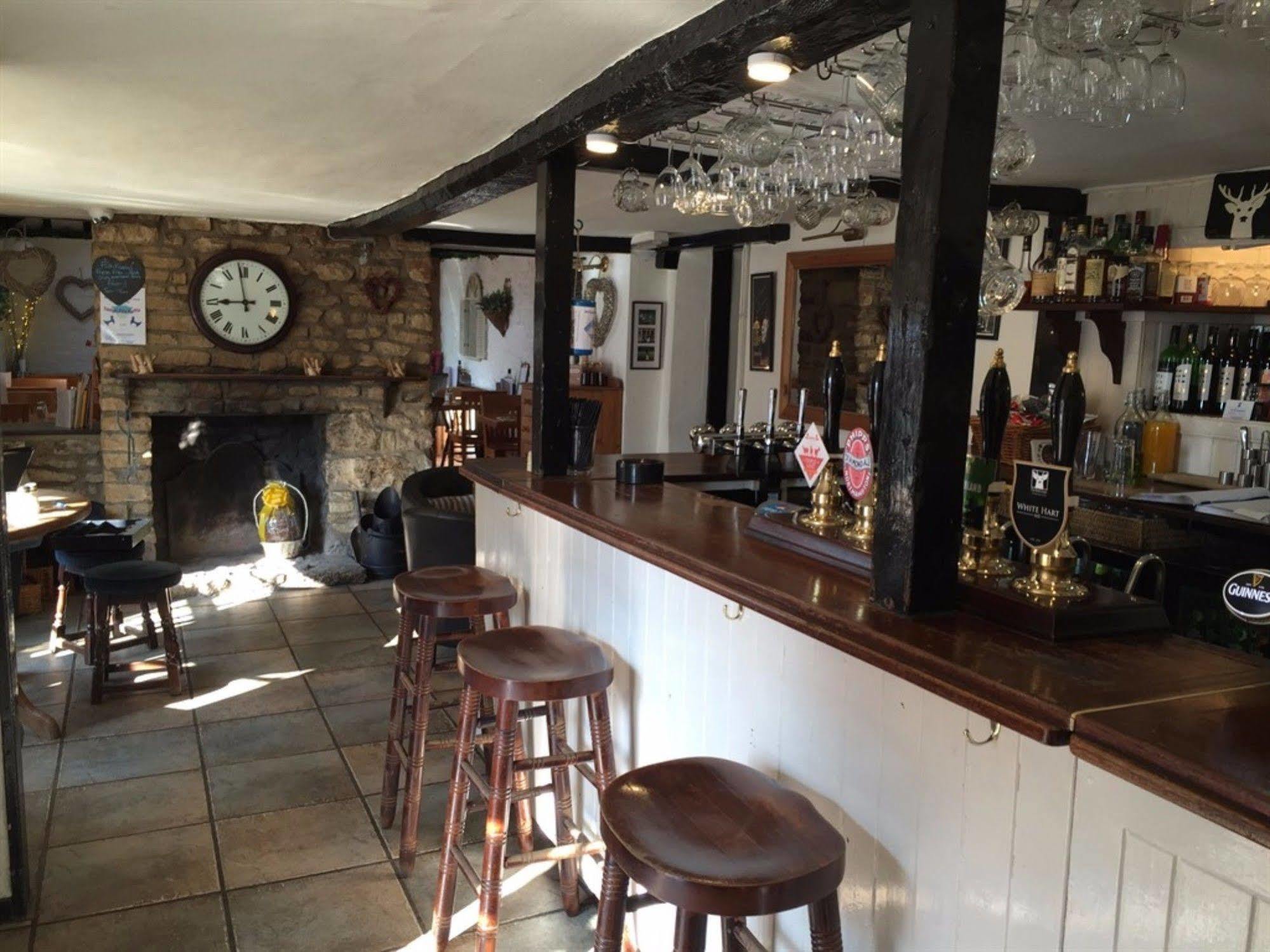 Отель The White Hart Sherington Экстерьер фото