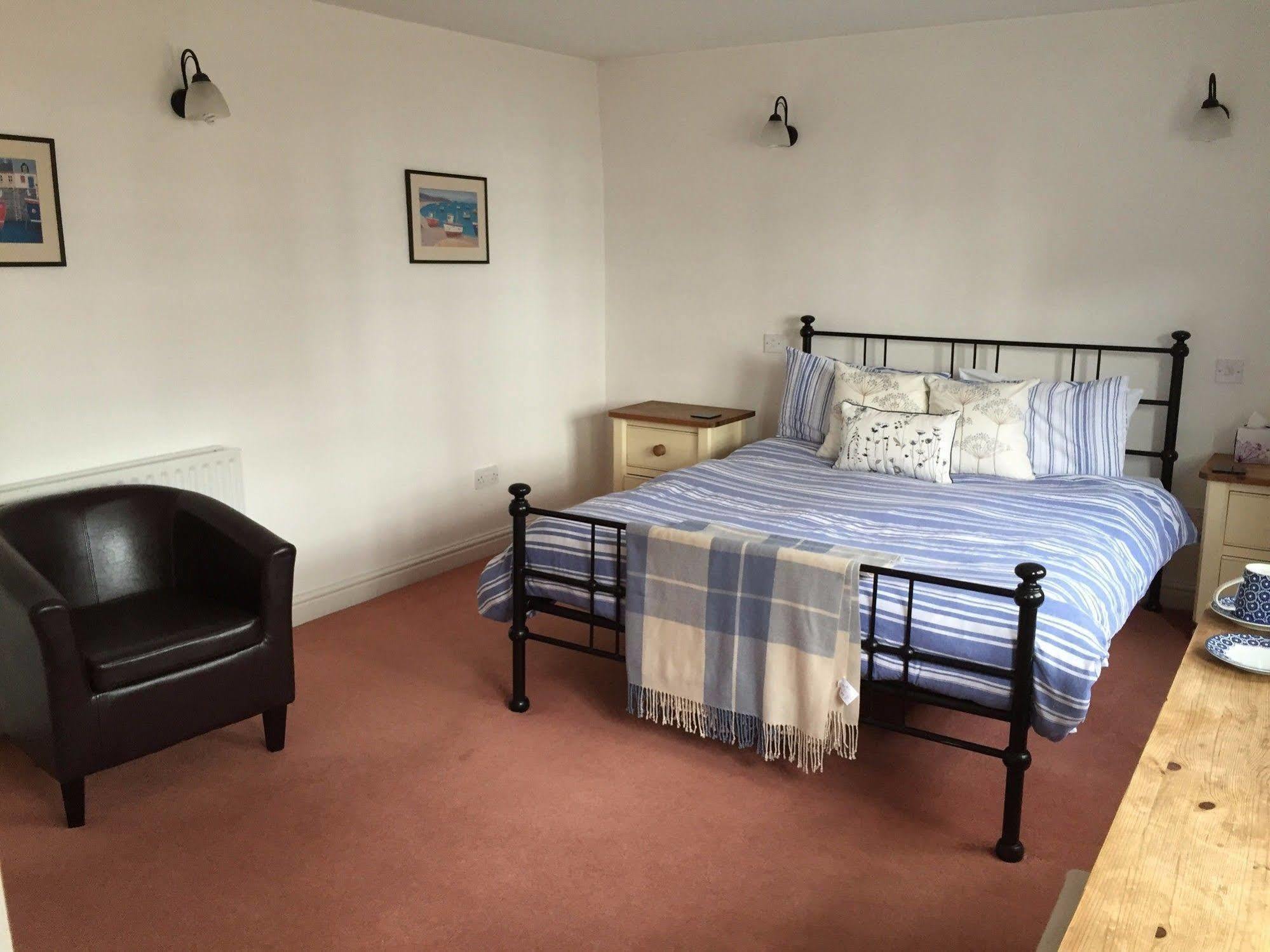 Отель The White Hart Sherington Экстерьер фото