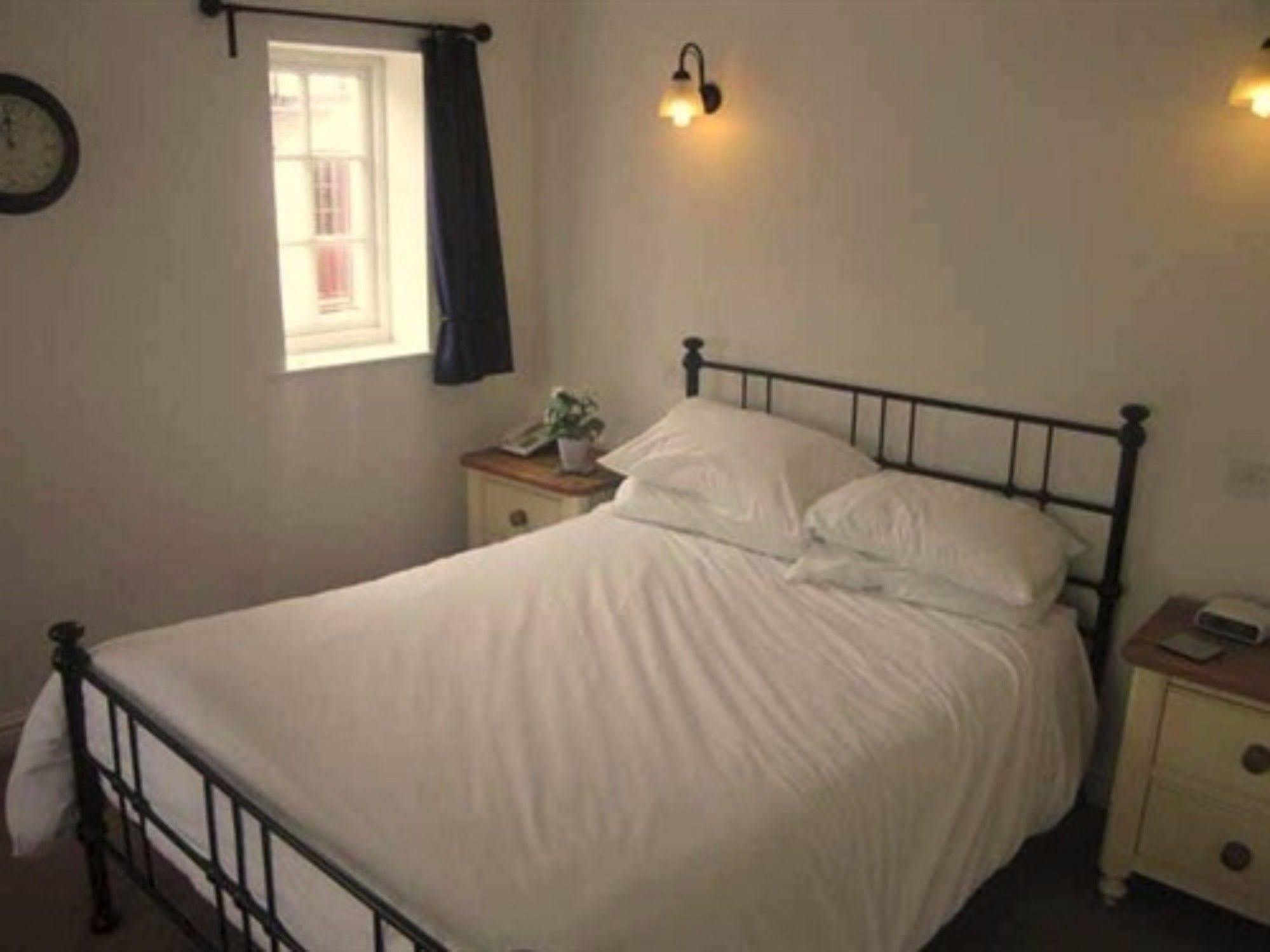 Отель The White Hart Sherington Экстерьер фото