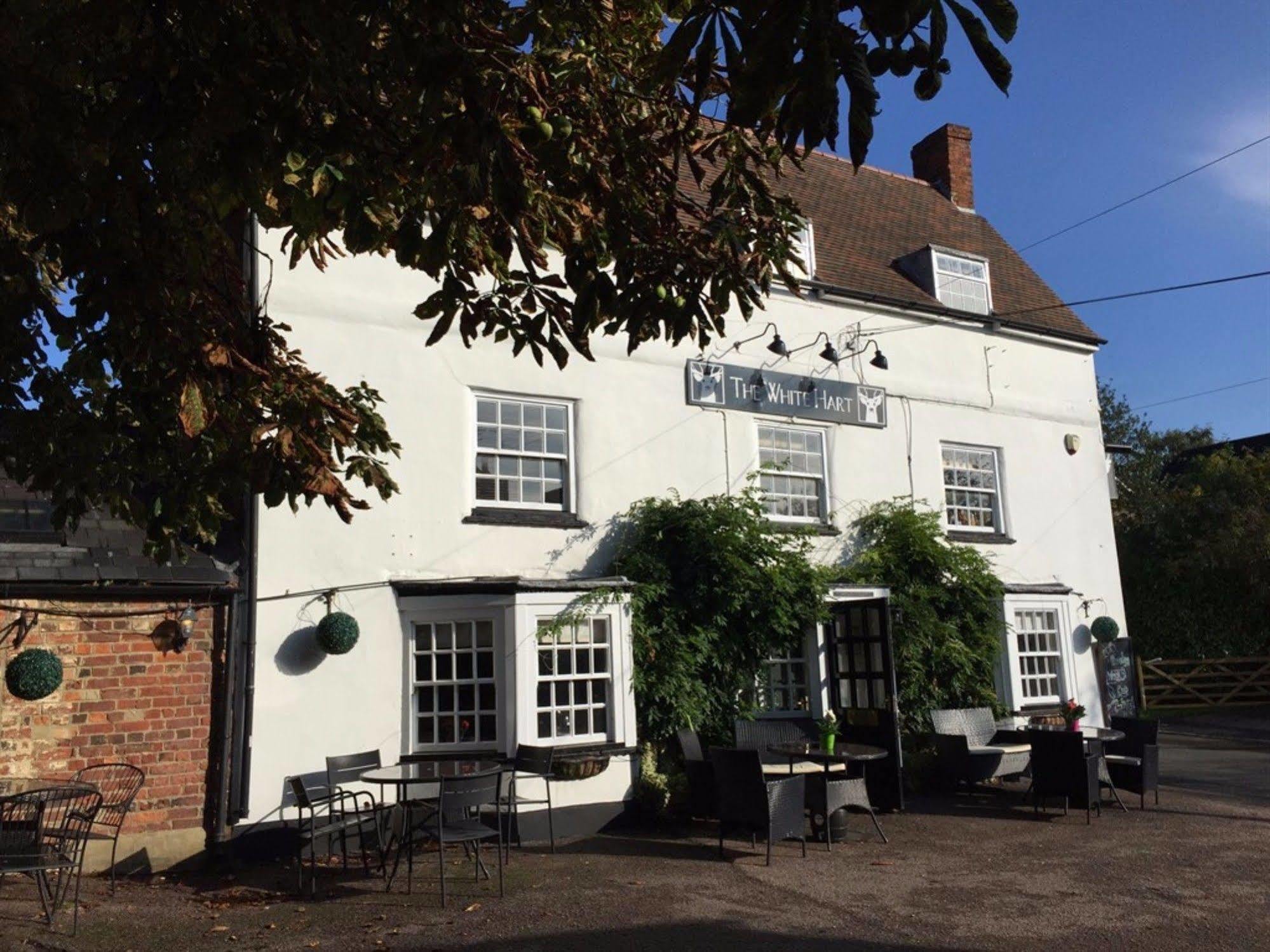 Отель The White Hart Sherington Экстерьер фото