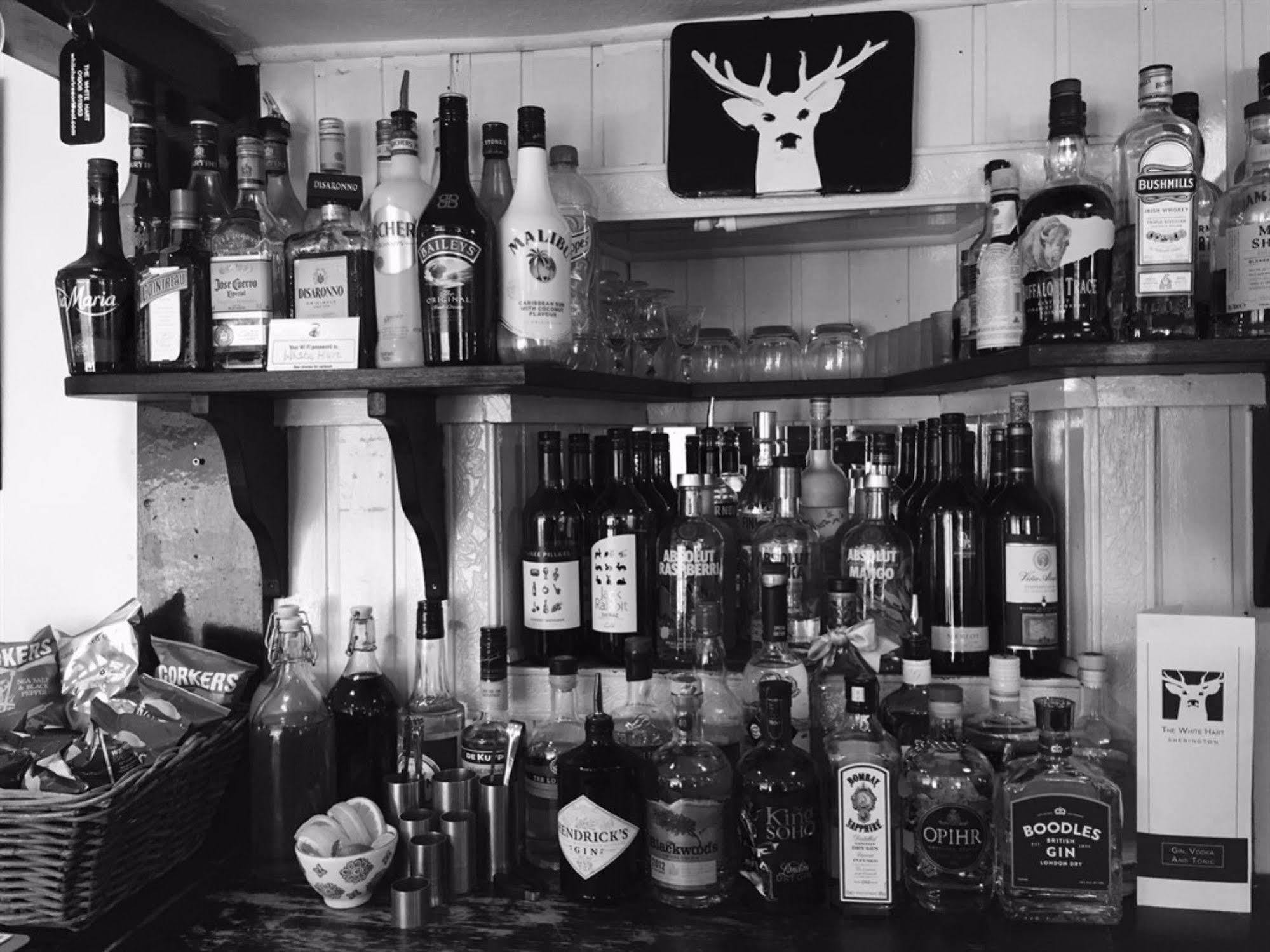 Отель The White Hart Sherington Экстерьер фото
