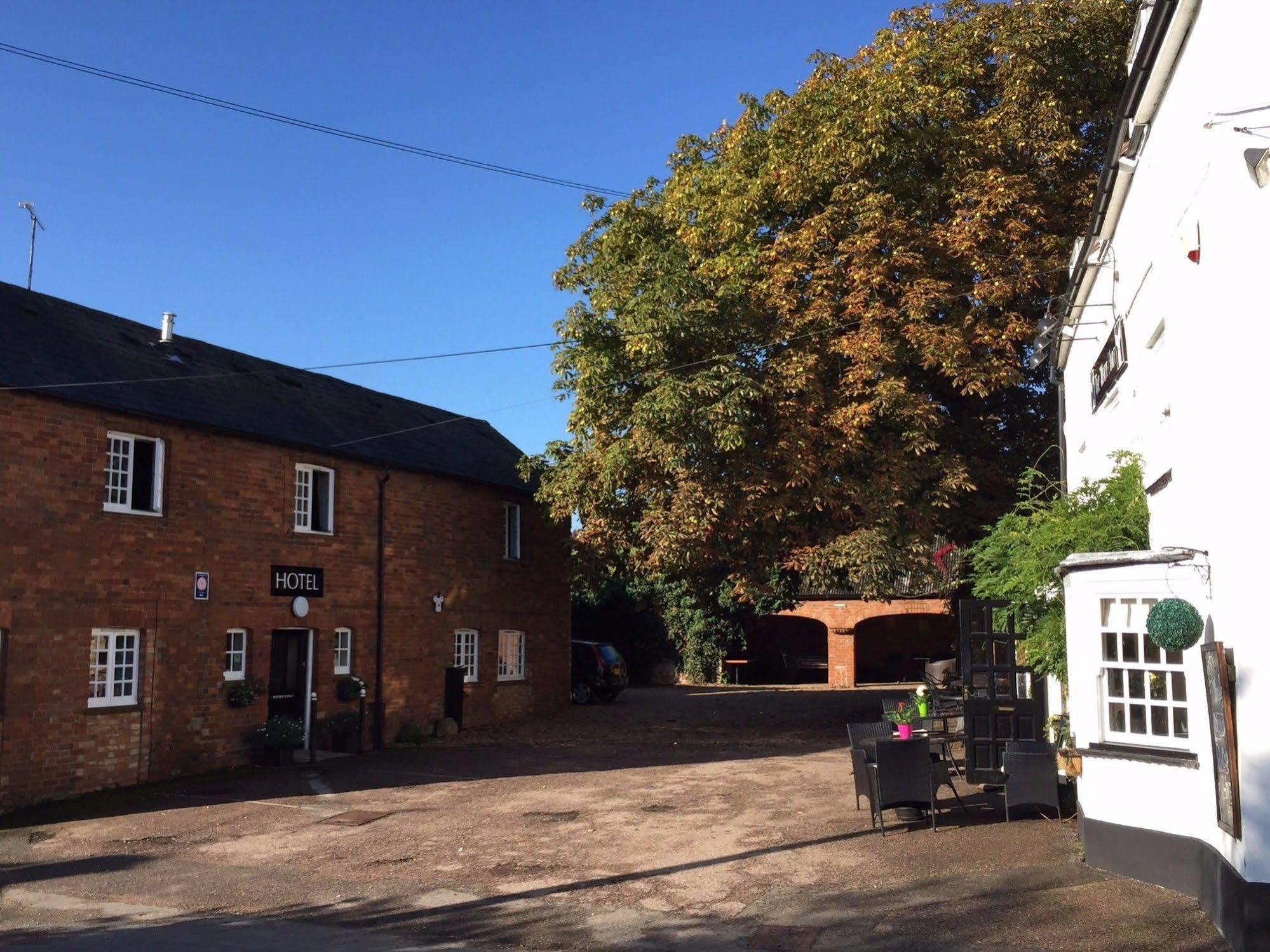 Отель The White Hart Sherington Экстерьер фото