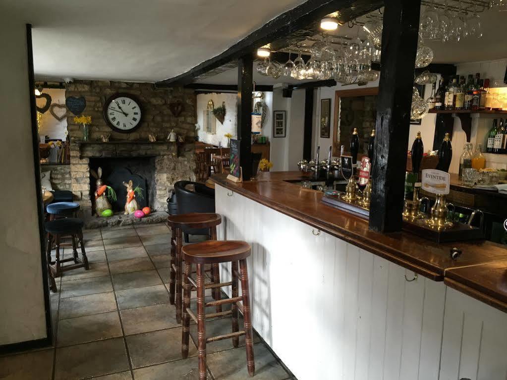 Отель The White Hart Sherington Экстерьер фото
