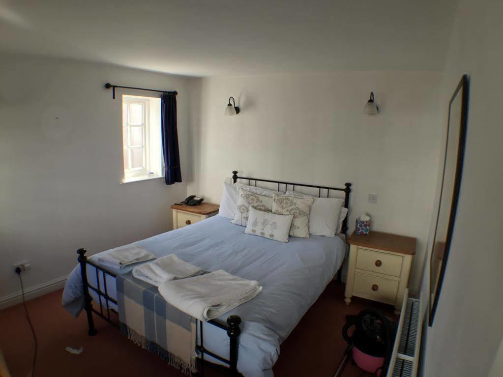 Отель The White Hart Sherington Экстерьер фото