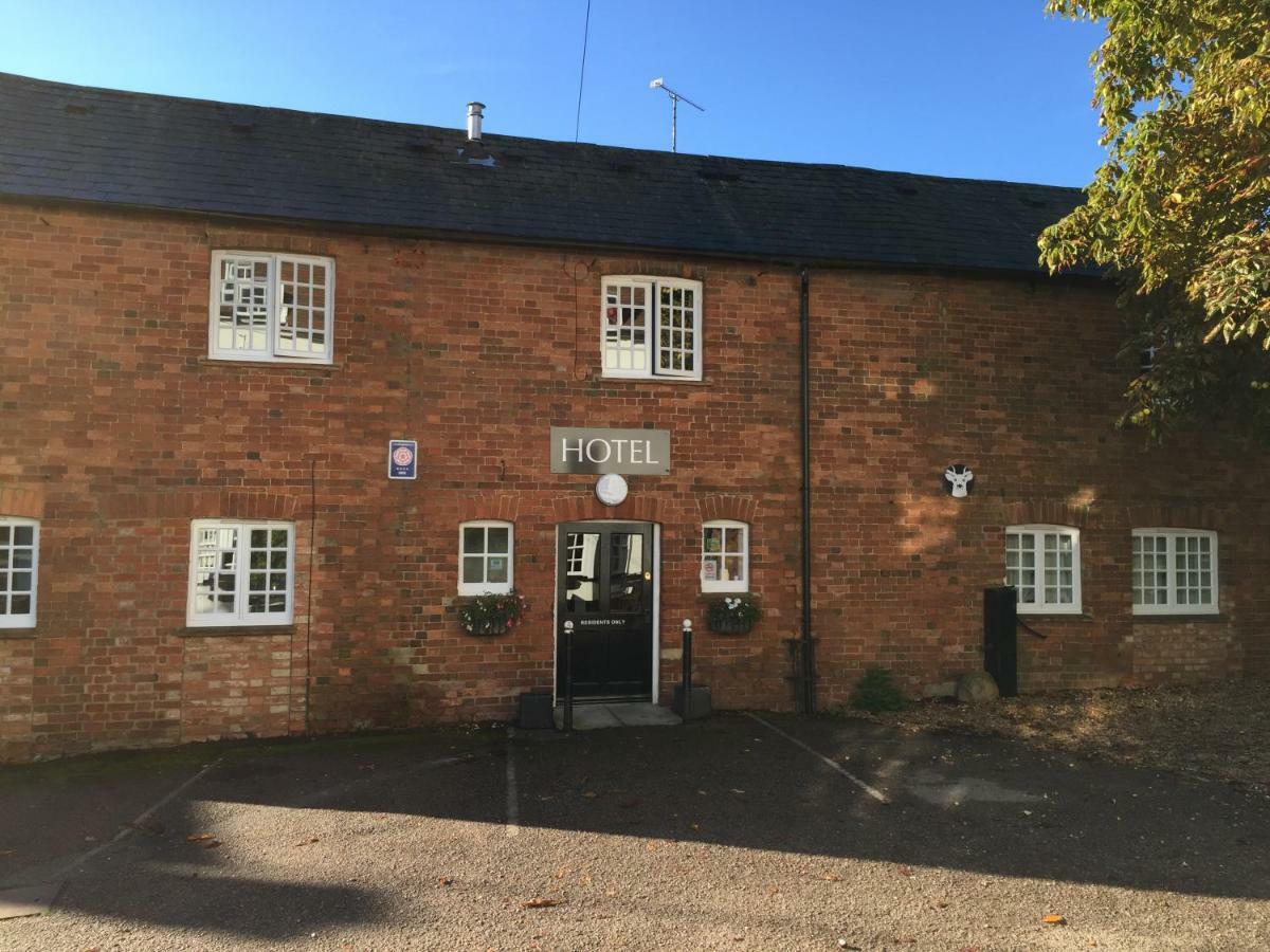 Отель The White Hart Sherington Экстерьер фото
