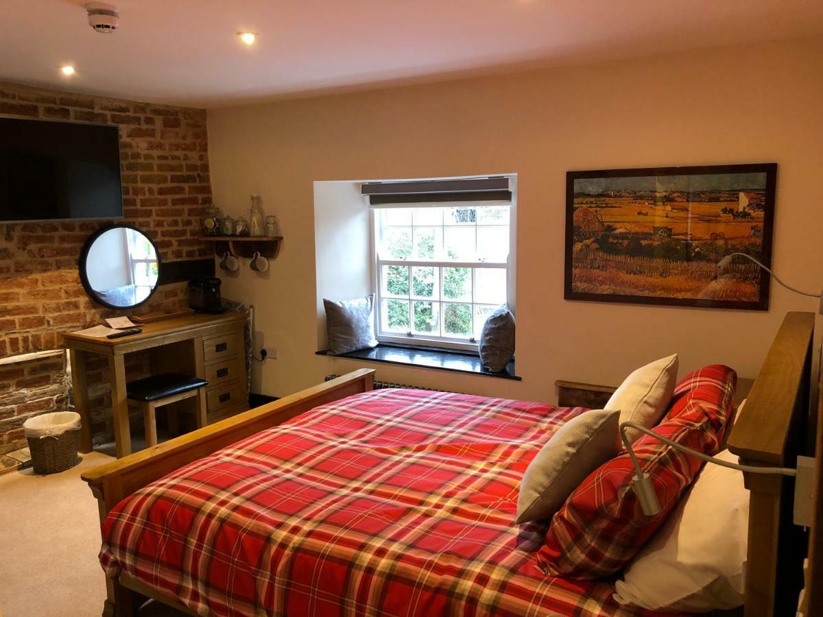 Отель The White Hart Sherington Экстерьер фото