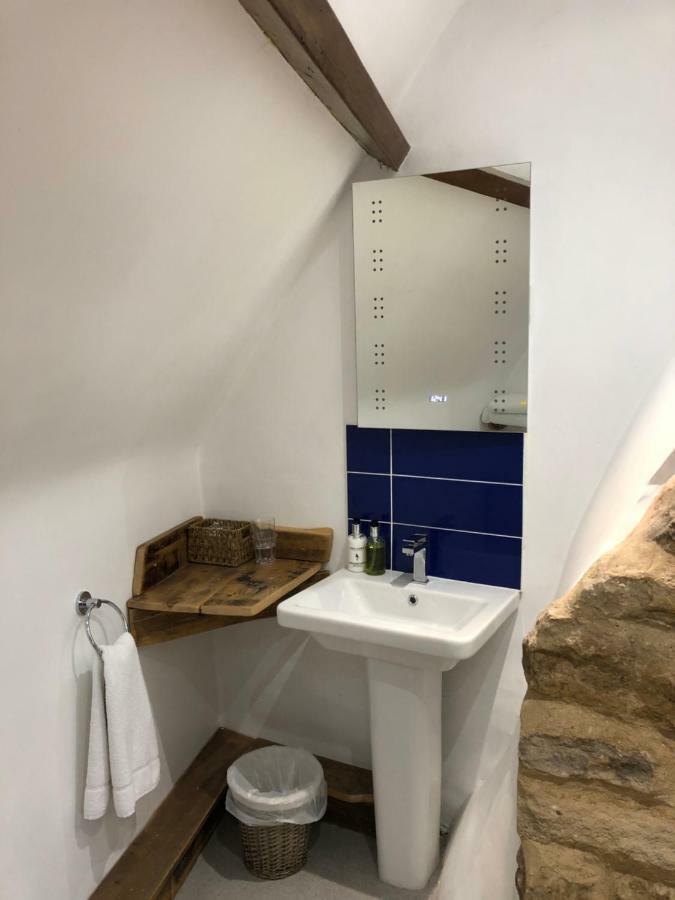 Отель The White Hart Sherington Экстерьер фото