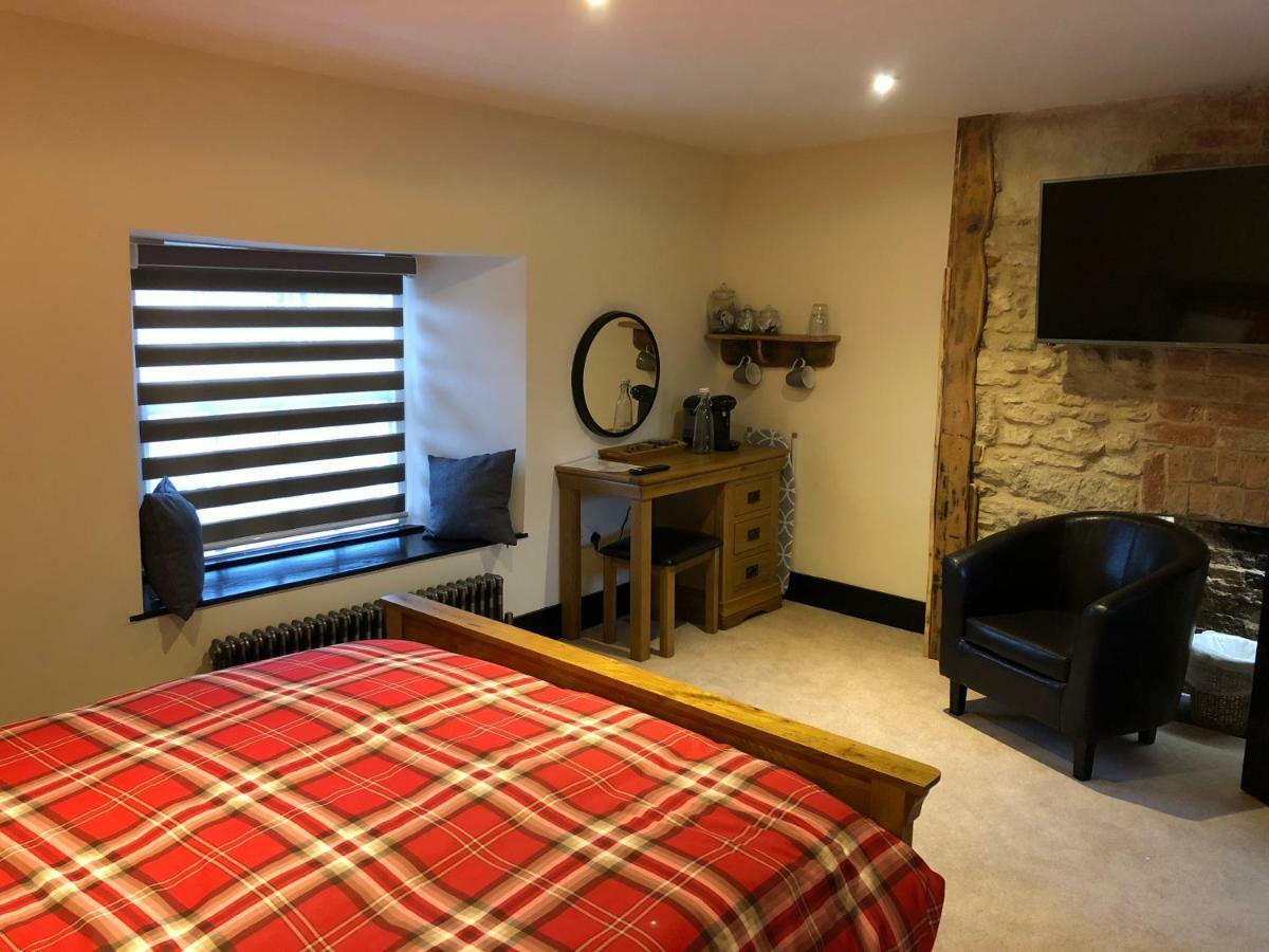 Отель The White Hart Sherington Экстерьер фото