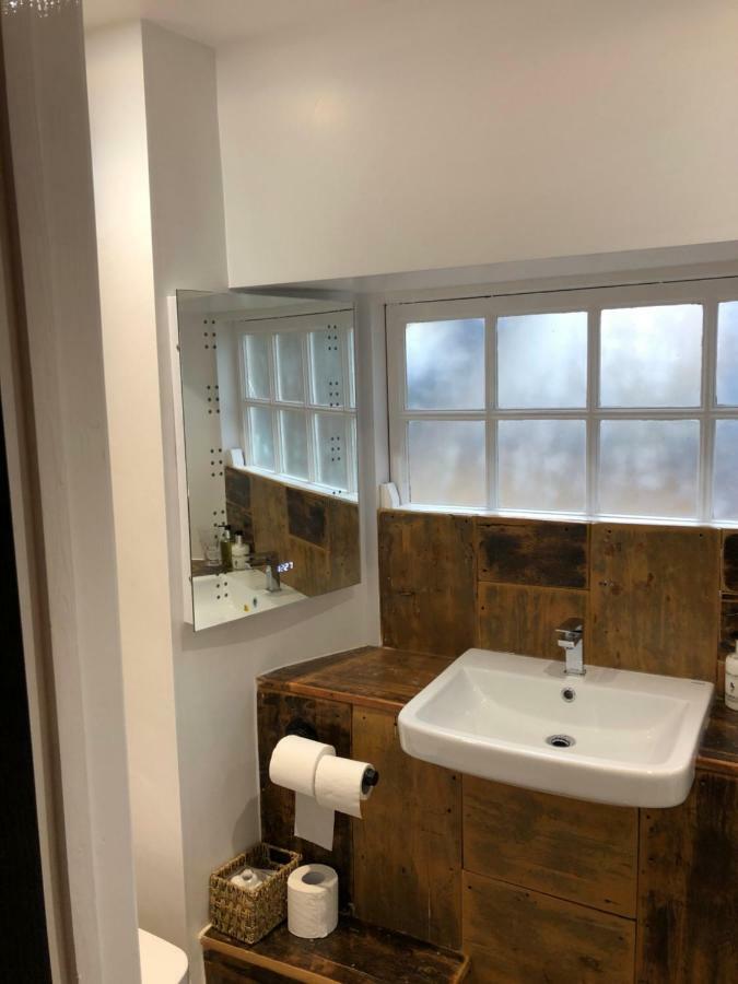 Отель The White Hart Sherington Экстерьер фото