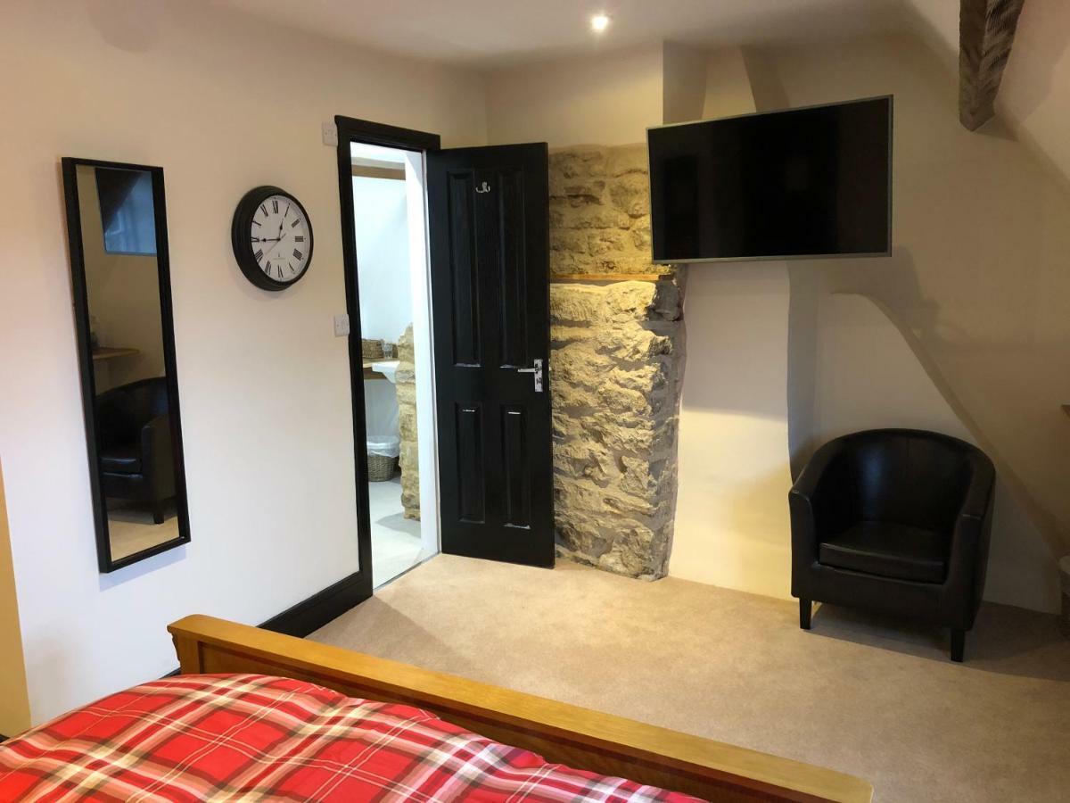 Отель The White Hart Sherington Экстерьер фото