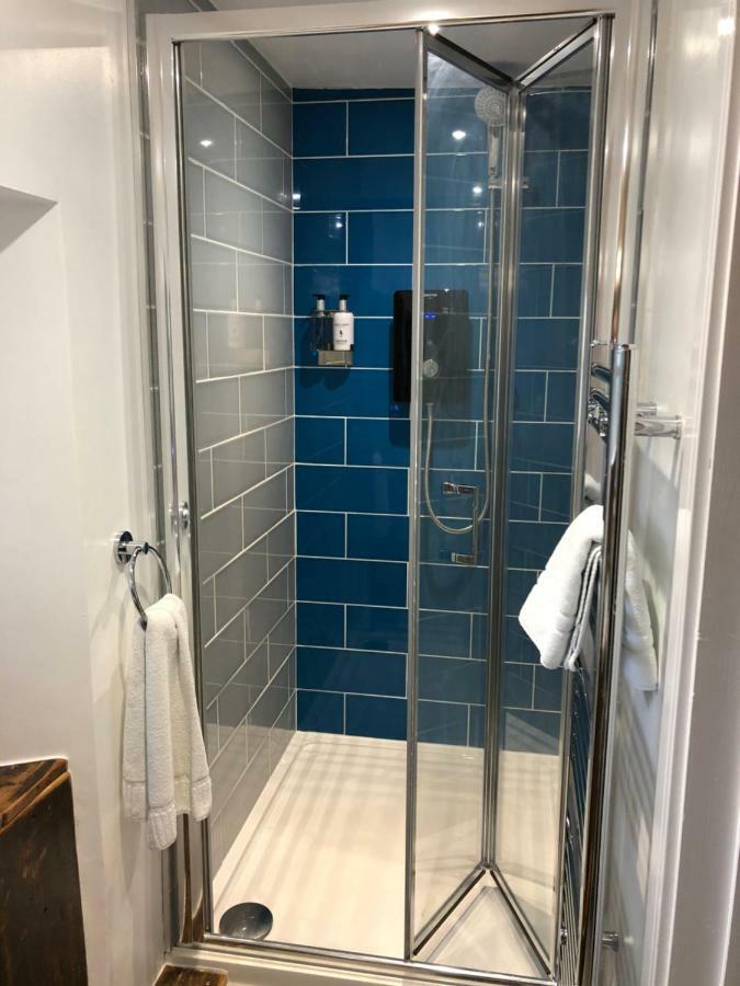 Отель The White Hart Sherington Экстерьер фото