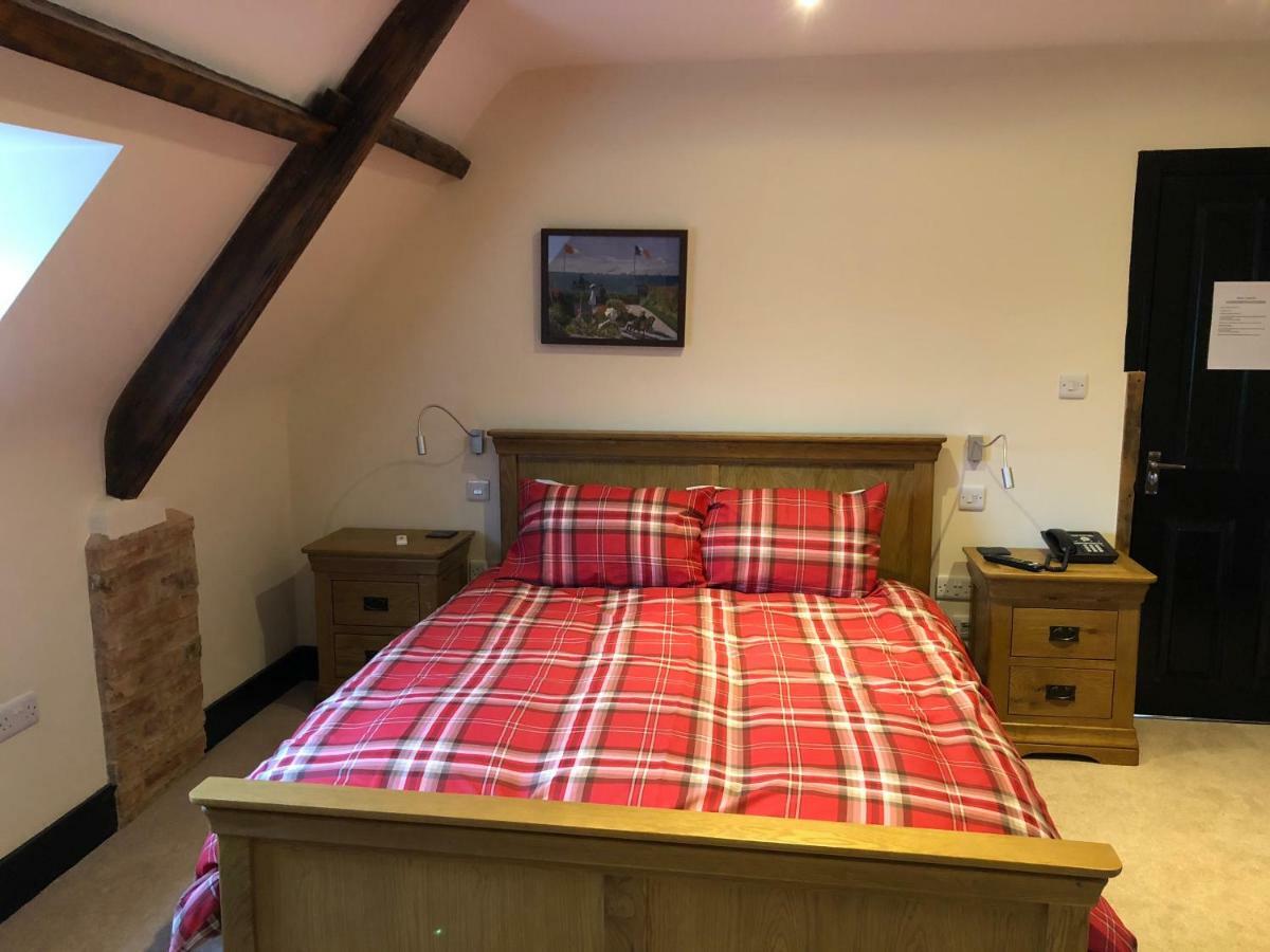 Отель The White Hart Sherington Экстерьер фото