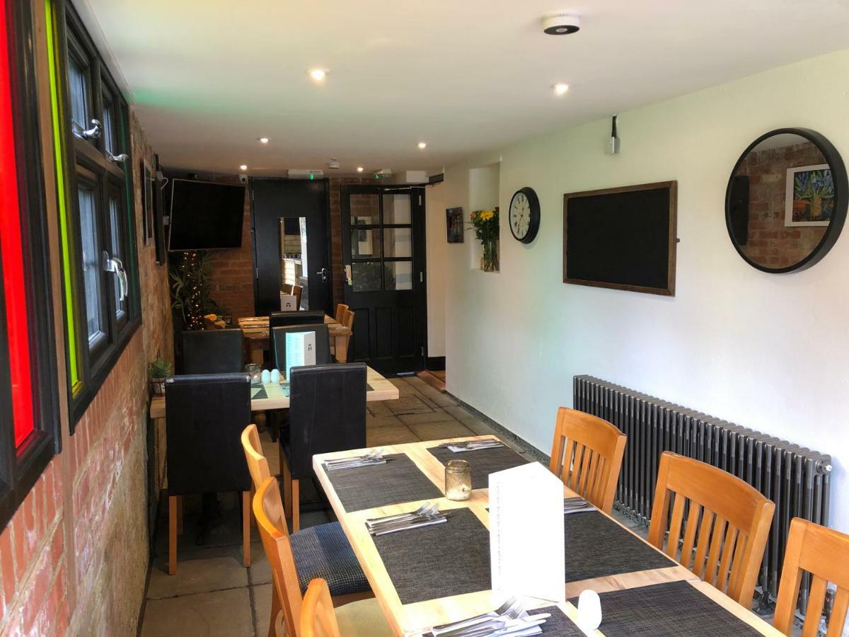 Отель The White Hart Sherington Экстерьер фото
