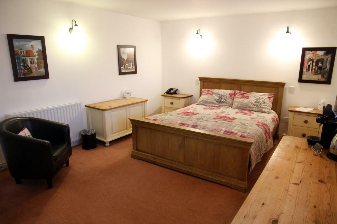 Отель The White Hart Sherington Экстерьер фото