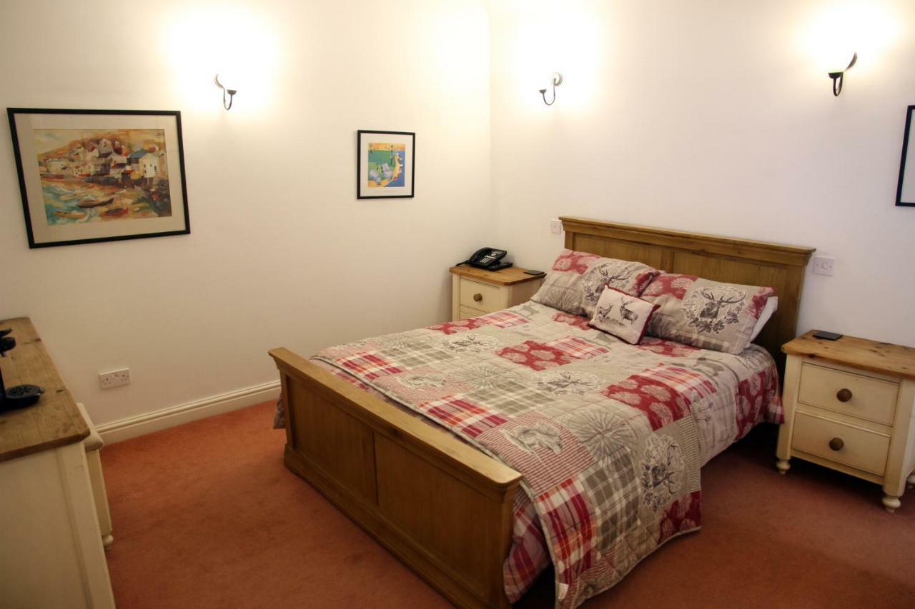 Отель The White Hart Sherington Экстерьер фото