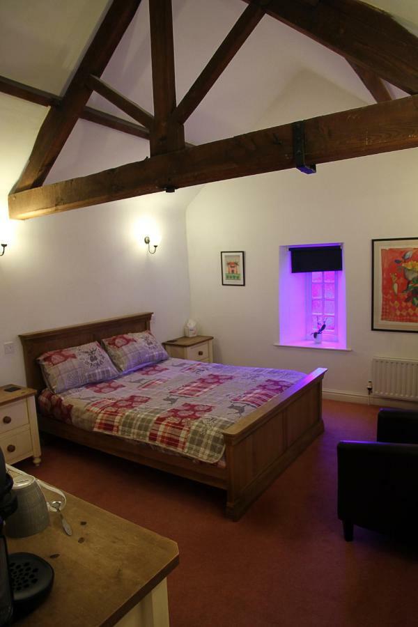 Отель The White Hart Sherington Экстерьер фото