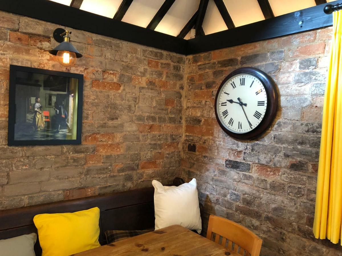 Отель The White Hart Sherington Экстерьер фото