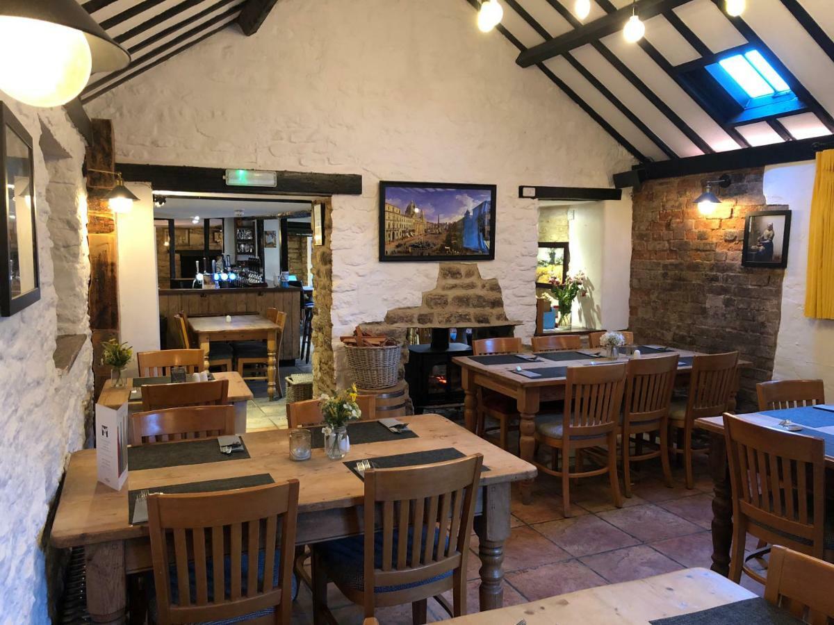 Отель The White Hart Sherington Экстерьер фото