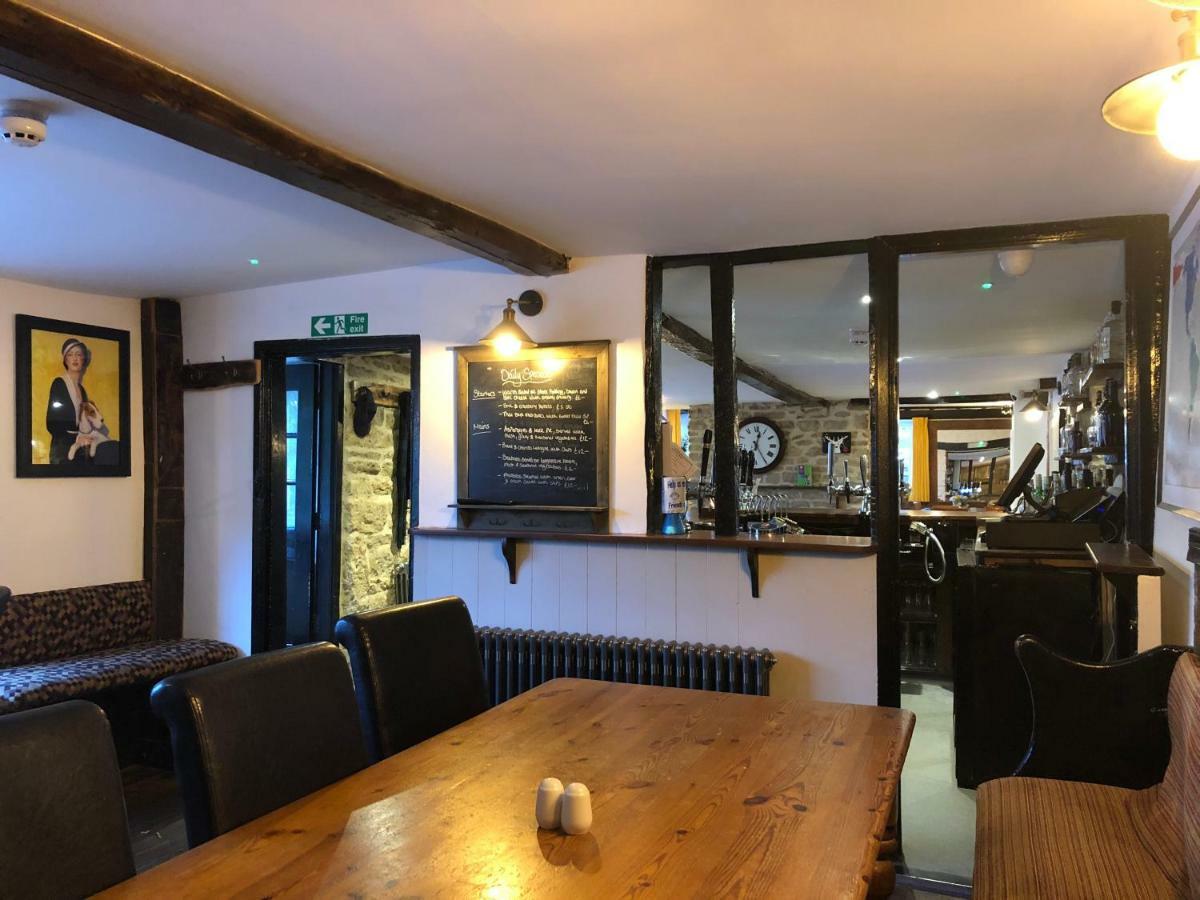 Отель The White Hart Sherington Экстерьер фото