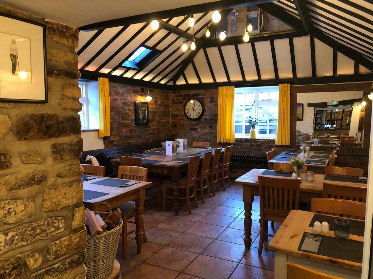 Отель The White Hart Sherington Экстерьер фото